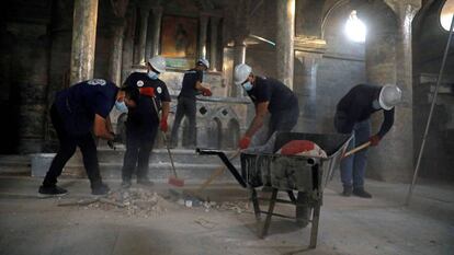 El grupo de voluntarios, en tareas de limpieza de la iglesia de Santo Tomás de Mosul (Irak).