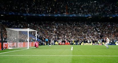 Benzema lanza el penalti que ha supuesto el tercer gol del Real Madrid frente al Manchester City. 