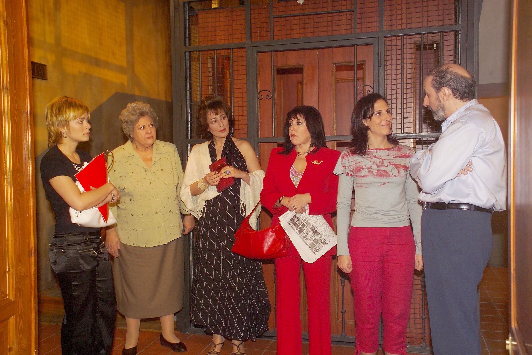 María Adánez, Emma Penella, Isabel Ordaz, Loles León, Malena Alterio y José Luis Gil en el plató de 'Aquí no hay quien viva'.