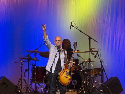 El guitarrista californiano Larry Carlton, durante el concierto ofrecido en la jornada inaugural del Getxo Jazz 2012
