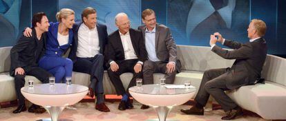 El presentador del programa, Johannes B. Kerner, fotograf&iacute;a a Claus Kleber (tercero por la izquierda) junto a Franz Beckenbauer y otros invitados