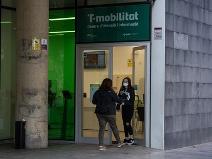 Punto de información de la T-Mobilitat en L'Hospitalet de Llobregat en una imagen de archivo.