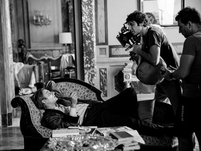 Pietro Marcello, con la cámara, en el rodaje de 'Martin Eden'. En el sofá, el actor protagonista, Luca Marinelli.