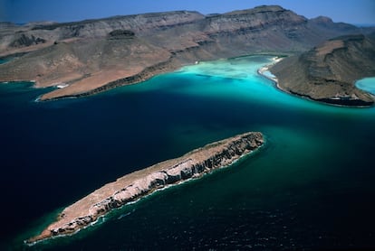 La Paz, capital de Baja California del Sur, es una tranquila y agradable ciudad que vive de cara a su malecón. En los alrededores se encuentran también algunas de las playas salvajes más bonitas de México, como la de la bahía de Balandra, a la que se puede acceder en transporte público. No hay muchos turistas, lo que se nota en los precios, mucho más bajos que en Los Cabos. En uno de sus flancos se encuentran la isla de Espíritu Santo, reserva de la biosfera, con farallones donde dormitan los leones marinos y estrechas ensenadas que servían de abrigo a los corsarios holandeses que acosaban a los galeones españoles en la ruta entre Manila (Filipinas) y Acapulco (México). De sus placeres arenosos, donde vive la pintada mazatlánica, una variedad de madreperla, proceden las famosas perlas negras que lucen en algunos retratos los reyes y reinas españoles. Los turistas pueden hoy visitar e incluso acampar en calas de la isla de Espíritu Santo, como Ensenada Grande, donde empresas como <a href=" http://www.funbaja.com" target="_blank"> Fun Baja </a> montan campamentos ecológicos donde se puede descansar, pasear, nadar, bucear o simplemente mirar las estrellas (Baja California es uno de los mejores lugares para ver el firmamento).