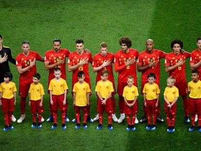La selección belga mientras suena el himno nacional antes de su partido contra Brasil.