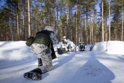 Reservistas de la brigada Carelia, durante unos ejercicios con munición real en Taipalsaari (Finlandia), el pasado 9 de marzo.