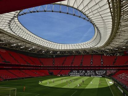 <b>Gradas vacías.</b> ¿Cómo es un partido de fútbol sin afición en las gradas? ¿Y un estadio, como este de San Mamés, en Bilbao, con capacidad para 53.331 espectadores, prácticamente vacío? En la imagen, el Athletic Club y el Real Madrid se enfrentan el 5 de julio en un partido de LaLiga. El silencio casi se puede escuchar.