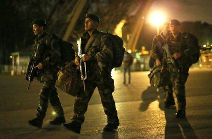 Soldados fraceses patrullan junto a la torre Eiffel.
