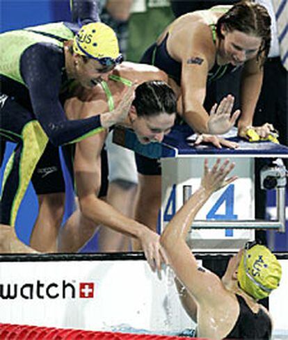 El equipo australiano celebra su victoria en la carrera de hoy.