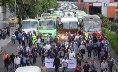 Trabajadores del transporte público este martes al inicio de la huelga.