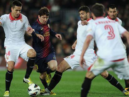 Messi, entre cuatro futbolistas del Sevilla.