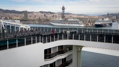 Cruceros en el puerto de Barcelona desde el buque MSC World Europa, que atracó por primera vez en la ciudad el pasado mes de abril.