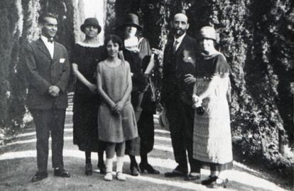 De izquierda a derecha, Federico García Lorca, Zenobia Camprubí, Isabel García Lorca, Emilia Llanos y Juan Ramón Jiménez y Concha García Lorca en Granada en 1924.