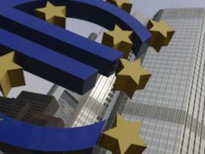  Vista del logotipo del euro frente a la sede del Banco Central Europeo (BCE) en Fr&aacute;ncfort. 