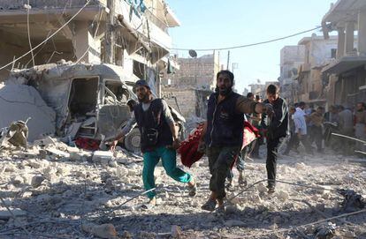Evacuación de un herido en los bombardeos de la zona rebelde de Alepo.