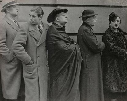 Un grupo de ciudadanos  hacen cola a la puerta de un colegio electoral en la calle Caspe de Barcelona el 16 de febrero de 1936. Son las elecciones que ganaría el Frente Popular (VEGAP /CDMH).