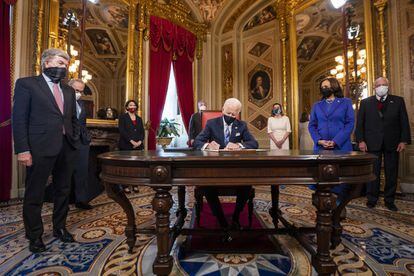 El presidente Joe Biden firma la declaración de investidura, con la vicepresidenta, Kamala Harris, a su izquierda.