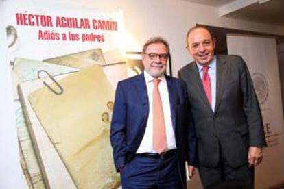 Juan Luis Cebrián, izquierda, junto al escritor Héctor Aguilar Camín, el martes en la presentación de la novela.