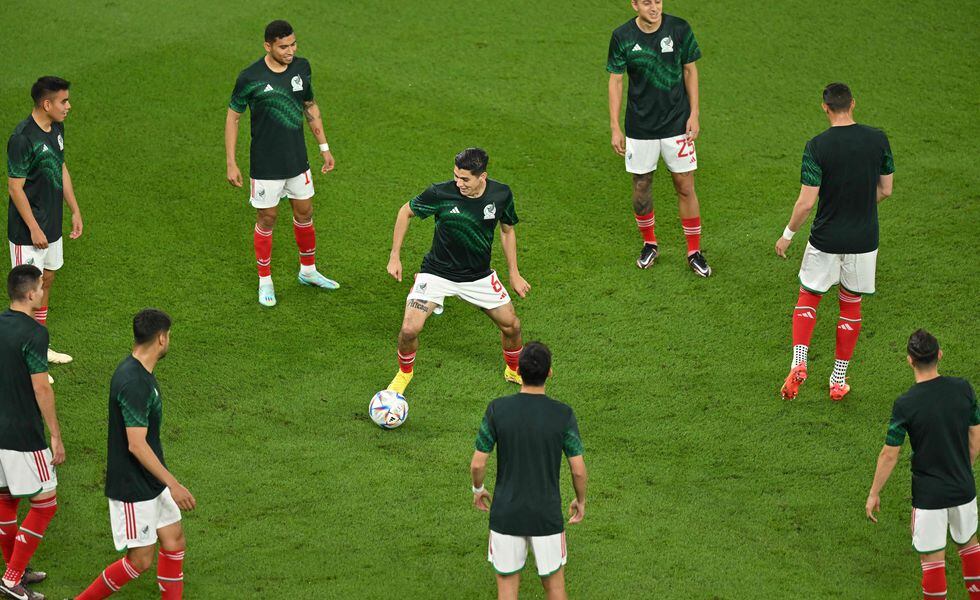 Players of Mexico warm up ahead of the Qatar 2022 World Cup Group C football match between Mexico and Poland at Stadium 974 in Doha on November 22, 2022. (Photo by Glyn KIRK / AFP)