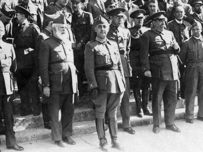 Francisco Franco, a l'exterior de la Capitania General de Burgos, l'1 d'octubre del 1936.