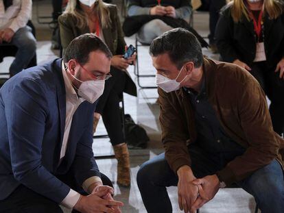 Adrián Barbón y Pedro Sánchez, durante un acto del PSOE en Asturias.