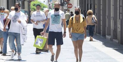 Turistas en una calle de Santa Cruz de Tenerife