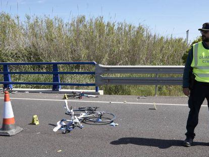 Un guardia civil junto a la bicicleta de uno de los seis ciclistas atropellados el 7 de mayo en Valencia. 
