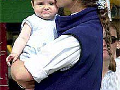 La infanta Elena, ayer, con su hija Victoria Federica.