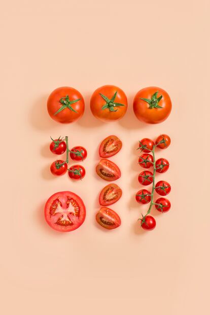 Los cinco ingredientes esenciales del gazpacho son el pan, el aceite, el vinagre, la sal y el ajo. El tomate no está entre ellos.