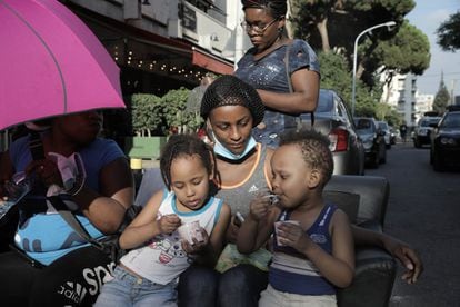 Theresa, madre keniana de 33 años, ha llevado a sus hijos Malak y Christiano a la protesta frente al consulado.