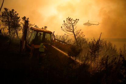 Los bomberos luchan por apagar el fuego en un bosque de Beykoz, 
este miércoles en Turquía.