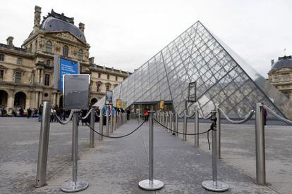 El Museo del Louvre, cerrado hoy ante la huelga de los vigilantes.