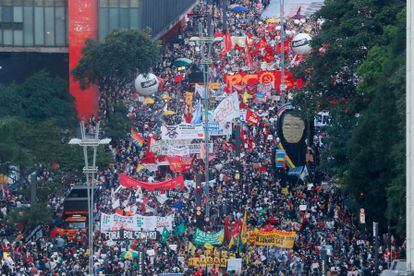 -PHOTODELDIA- AME1773.  SAO PAULO (BRASIL), 29/05/2021.- Ciudadanos se movilizan en una jornada de manifestaciones contra el presidente de Brasil, Jair Bolsonaro, y en rechazo a sus políticas para contener la pandemia del covid-19, hoy, en Sao Paulo (Brasil ).  EFE / Fernando Bizerra