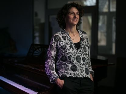 La filósofa Marina Garcés, junto al piano de la escuela MúsicActiva de Barcelona, en la que ha recibido clases.
