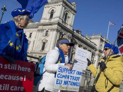 Partidarios de la permanencia en la UE protestan este miércoles ante el Parlamento, en Londres. En vídeo, el reto de los residentes españoles en Reino Unido.