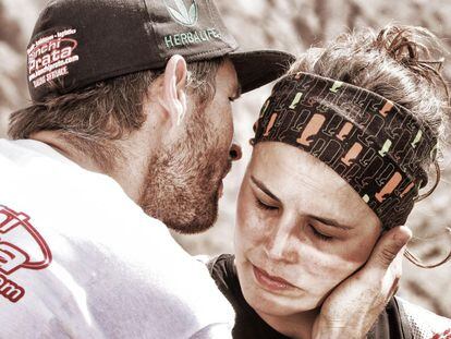 Pedro, pareja de Laia Sanz, la abraza al termino de la segunda etapa del Dakar de 2015.