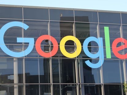 Logo de Google en la entrada de la compañía en Mountain View, California.
