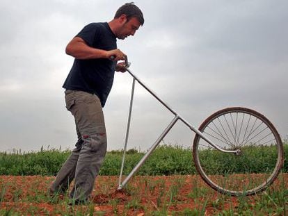 Un joven agricultor trabajando en su finca ecol&oacute;gica. 