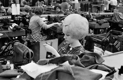 Taller de confección, Manchester, Royaume-Uni, 1962. Imagen perteneciente a 'Les Anglais / The English', de Henri Cartier-Bresson y Martin Parr.