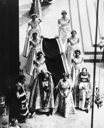 Isabel II, en compañía de sus seis Doncellas de Honor, un grupo de jóvenes de familias de sangre azul provenientes de varios rincones del país, a su entrada a la Abadía de Westminster. Para la ocasión, la reina llevaba un vestido en el que se bordaron los emblemas forales de los países de la Commonwealth y el Manto de Estado.