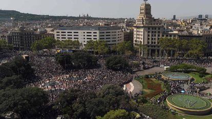 La gente abandona la Plaza de Catalunya tras el minuto de silencio por las v&iacute;ctimas del atentado de Barcelona. 
