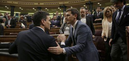 Pedro Sánchez y Albert Rivera, el viernes en el Congreso.