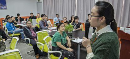 Un grupo de vendedores en Taobao acude a una clase impartida por la Taobao University de Alibaba para prepararse de cara al D&iacute;a de los Solteros.