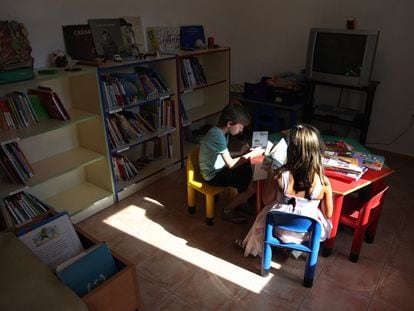 Alumnos en una escuela de Cañizares (Cuenca), en una foto de archivo.