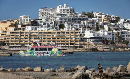 Vista de la ciudad de Ibiza desde la playa de Ses Figueretes. 