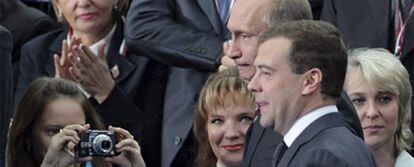 En primer plano, el presidente ruso, Dimitri Mdvedev, y detrás el primer ministro, Vladimir Putin.