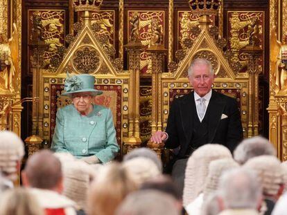 La reina Isabel II y el príncipe Carlos, en el Parlamento británico, el jueves.