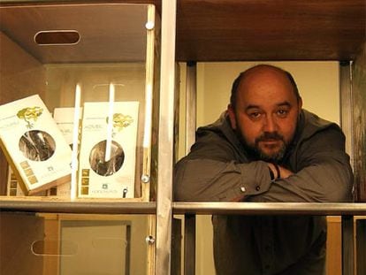 Antonio Muíños, en el local de Cambre desde el que comercializa algas.
