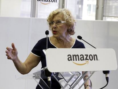 La alcaldesa de Madrid en la inauguración del nuevo Centro de Amazon.