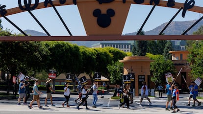 Actores y guionistas de Hollywood manifestándose ante los estudios Disney en California.